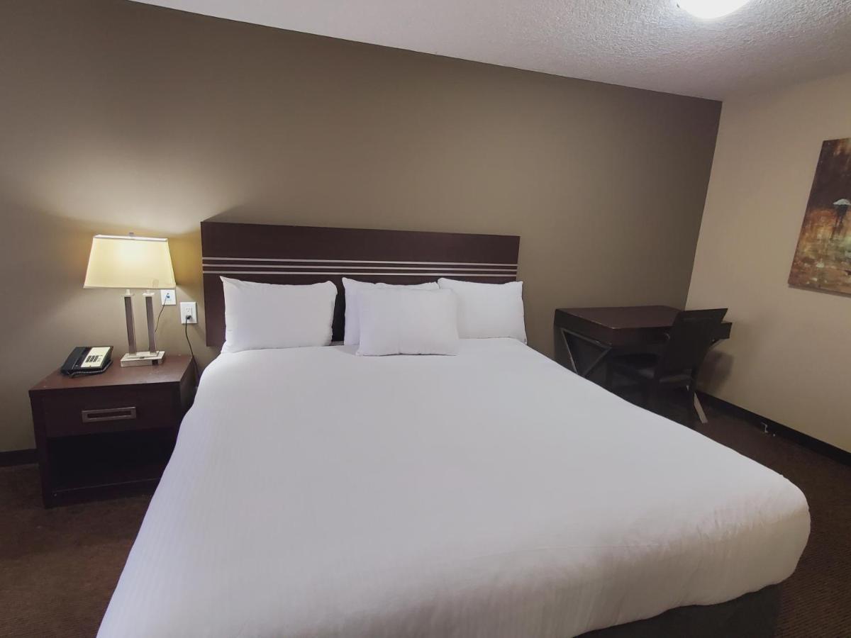 Royal Lodge Edmonton Exterior foto