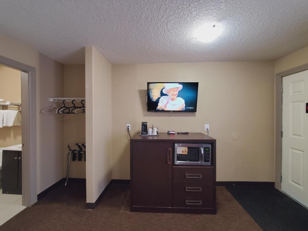 Royal Lodge Edmonton Exterior foto